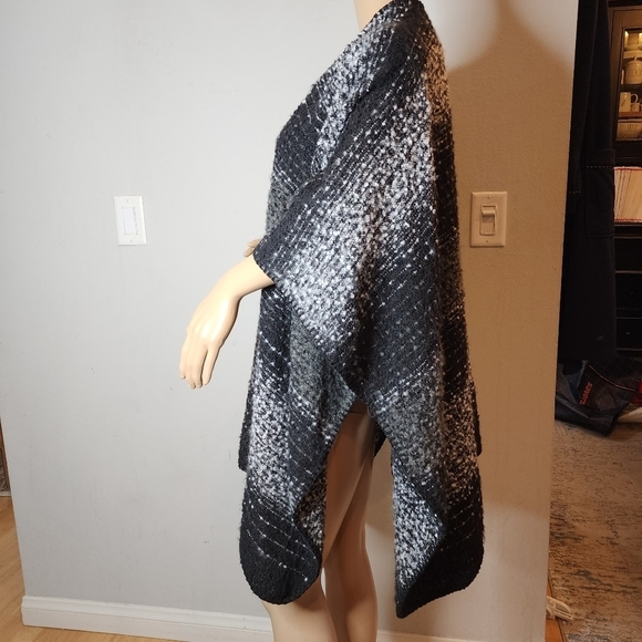 Woolrich Cape Shawl Blanket Wrap Poncho. Black Grey Stripe. Womens One Size - Picture 8 of 16